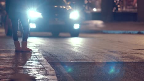 Ciudad-de-Año-Nuevo-con-luminosas-casas-coloridas,-árboles-y-con-coches-en-la-carretera