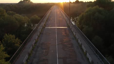 Luftaufnahme-der-Brücke,-die-über-der-Brücke-4"-fliegt