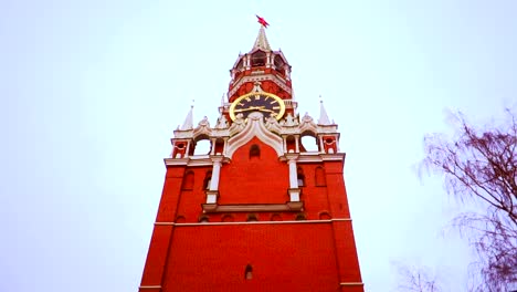 Kremlin-clock-tower-in-the-evening