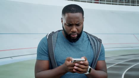 Hombre-leyendo-malas-noticias-en-el-teléfono-móvil.-Jogger-usando-el-teléfono-inteligente-después-del-entrenamiento