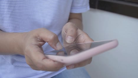 Mujer-con-mensaje-de-mensaje-de-mensajes-de-texto-de-vestido-casual-en-el-teléfono-inteligente-móvil-para-la-comunicación-y-el-chat-en-las-redes-sociales-en-línea-en-casa.