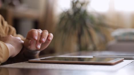 La-mujer-está-haciendo-compras-en-línea-con-su-tableta-digital