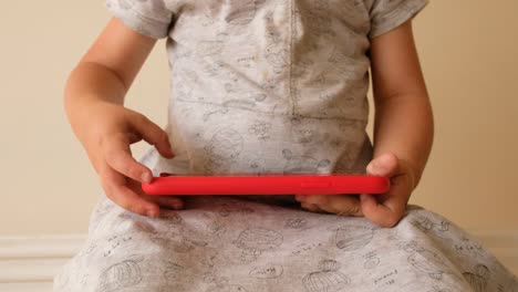 Kinderhände-mit-Smartphone-aus-nächster-Nähe