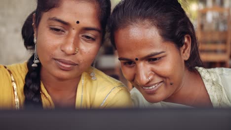 Dos-mujeres-que-beben-bebidas-usando-tecnología-en-café