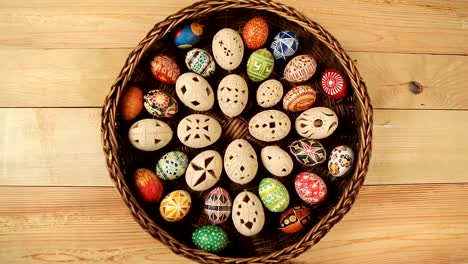 Huevos-de-Pascua-ondulantes-alrededor-de-texto-Felices-Pascuas