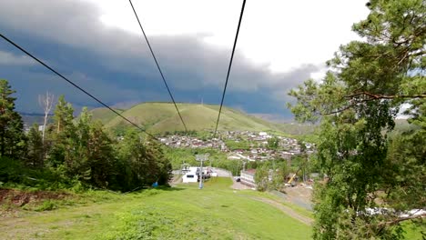 Seilbahn-Sesselbahn-im-Sommer,-Russland