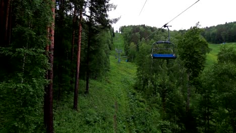 Seilbahn-Sesselbahn-im-Sommer,-Russland