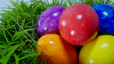 Die-Farben-der-Ostern---ein-Nest-mit-Ostereiern