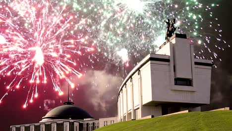 Kriegerdenkmal-im-Park-des-Sieges-auf-Poklonnaja-Hügel-und-Feuerwerk,-Moskau,-Russland.-Die-Denkmal-Komplex-errichtet-in-Erinnerung-an-diejenigen,-die-während-des-großen-Vaterländischen-Krieges-gestorben