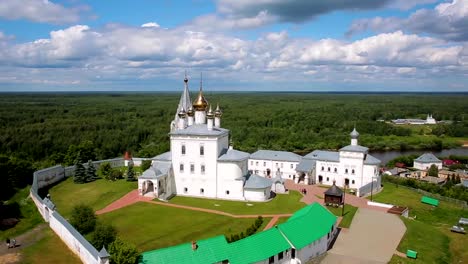 Draufsicht-Dreifaltigkeits-Kathedrale-in-Gorokhovets,-Russland