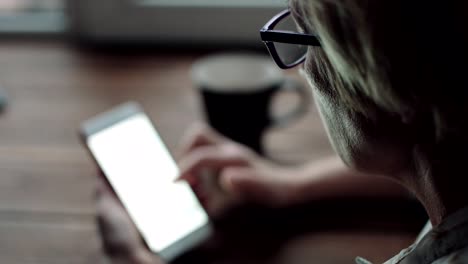 Mujer-viendo-algo-en-la-pantalla-del-teléfono-inteligente