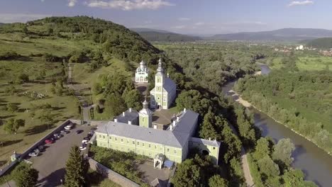 Volando-sobre-monasterio-de-San-Nicolás,-Mukachevo,-Ucrania