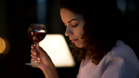 Joven-bebiendo-vino-en-el-restaurante,-navegando-por-la-red-social-smartphone