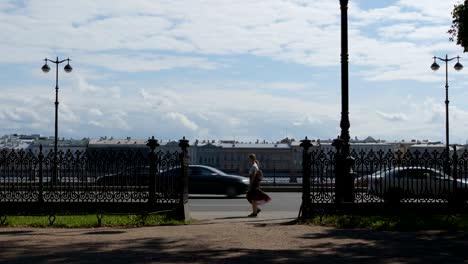 CLOSE-UP:-Menschen-und-Pkw-Verkehr-in-der-Nähe-eines-Parks-auf-Vasilievsky-Insel---St.-Petersburg,-Russland