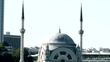 Slowmotion-Blick-auf-berühmte-Moschee-in-Istanbul-am-Bosporus-aus-schwimmenden-Touristenboot