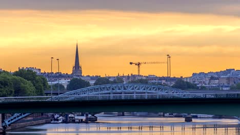 Eisenbahnbrücke-Pont-Rouelle-Kreuzung-Insel-Ile-des-Cygnes-Zeitraffer-am-Morgen-nach-Sonnenaufgang-in-Paris