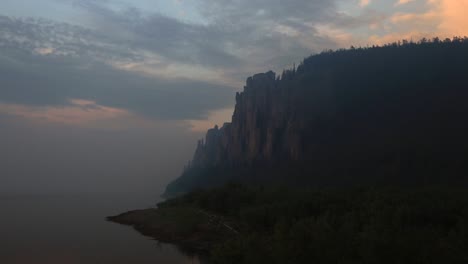 Blick-auf-Lena-Säulen-bei-Sonnenuntergang.-UNESCO-Weltkulturerbe