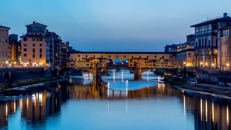 Fluss-Arno-und-der-berühmten-Brücke-Ponte-Vecchio-Tag-zu-Nacht-Zeitraffer-nach-Sonnenuntergang-von-Ponte-Alle-Grazie-in-Florenz,-Toskana,-Italien