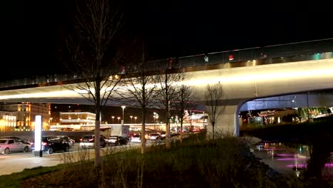 Flotante-el-Parque-puente-de-Zaryadye-(de-noche)-Moskvoretskaya-terraplén-del-río-Moscova-en-la-ciudad-de-Moscú,-Rusia.