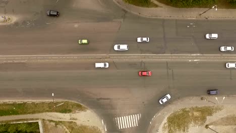 Aéreo---tráfico-de-la-ciudad,-coches,-camiones,-autobuses-en-la-carretera.