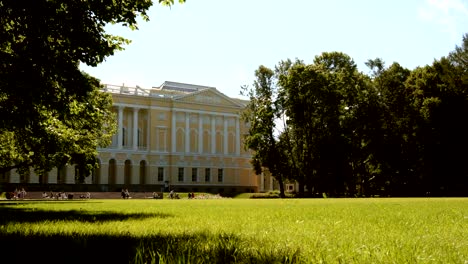 Campo-verde-en-el-jardín-de-Mikhailovsky-en-el-día-de-verano---San-Petersburgo,-Rusia