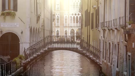 Puente-de-arco-entre-los-edificios-más-estrecho-canal,-hermosa-arquitectura-alrededor-de