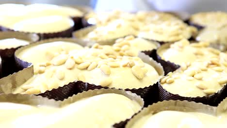 las-manos-del-chef-pastelera-ponen-almendras-en-masa-para-las-palomas-de-la-torta-de-Pascua