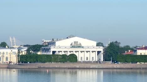 Alte-Börse,-aufbauend-auf-der-Vasilievsky-Insel-und-der-Newa-im-Sommer---St.-Petersburg,-Russland