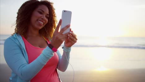 Étnicas-mujer-charlando-y-saludando-en-tecnología-interactiva