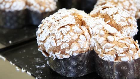 Schwenken-von-Ostern-Kuchen-Tauben-im-Teig-auf-Arbeitsplatte,-Nahaufnahme