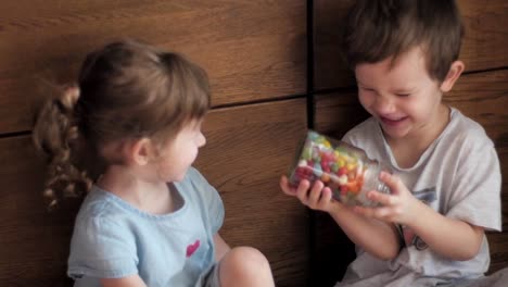 kids-trying-to-open-jar-of-candies