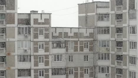 Schneefall-in-der-Stadt.-Blick-aus-dem-Fenster-auf-die-Straße-Schnee.-Close-up