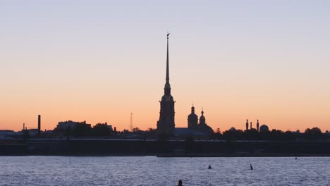 Silueta-de-Peter-y-de-Paul-Fortress-en-el-cielo-al-atardecer---San-Petersburgo,-Rusia