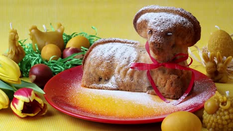 Traditionelle-Ostern-Lamm-Kuchen-mit-Zucker-bestreut.-Oster-Deko