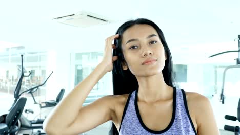 Woman-exercise-at-fitness-gym.-Sport-and-Reaction-concept.-4k-Resolution.