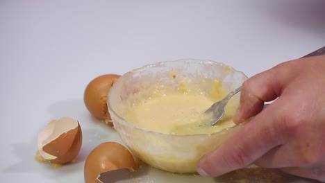 Break-the-egg-in-a-bowl-with-flour-slow-motion