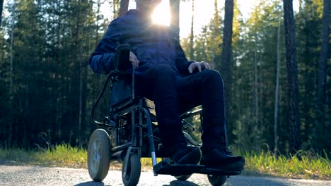 Ein-Patient-sitzt-im-Rollstuhl,-Nahaufnahme.