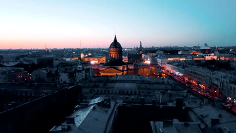 Luftaufnahme-des-Kasaner-Kathedrale-in-der-Nacht.-Sankt-Petersburg,-Russland.-Stadt-von-oben,-filmische-Drohne-video,-historische-Gebäude-der-nördlichen-Hauptstadt