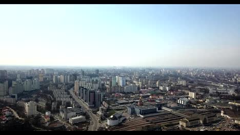 Blick-auf-die-Stadt-Kiew-aus-der-Vogelperspektive-im-Frühjahr