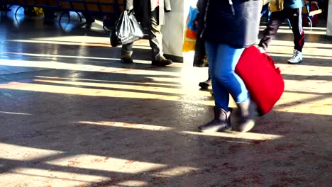 Pasajeros-en-la-estación-de-tren-de-Kiev.