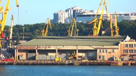 Seehafen-Lager-und-gelben-Krane.