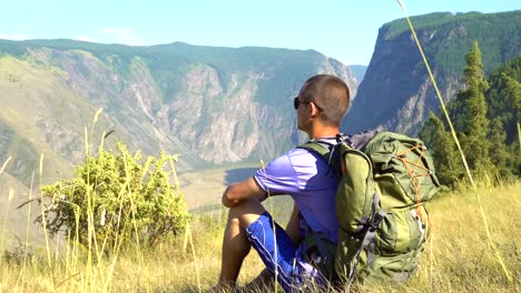 Un-turista-con-una-mochila-en-la-montaña.