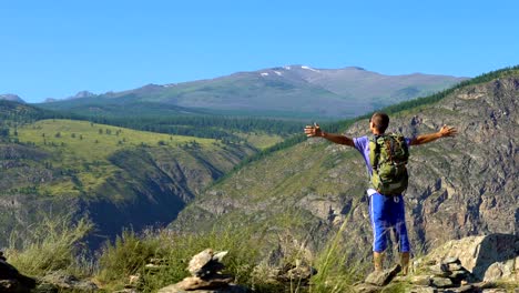 Un-turista-con-una-mochila-en-la-montaña.