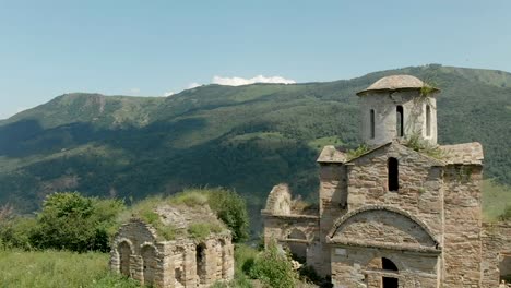 Salida-en-un-abejón-de-la-iglesia-cristiana-de-ruinas-antiguas-pie-alto-en-la-montaña.-Vista-aérea.-Norte-del-Cáucaso.-Rusia