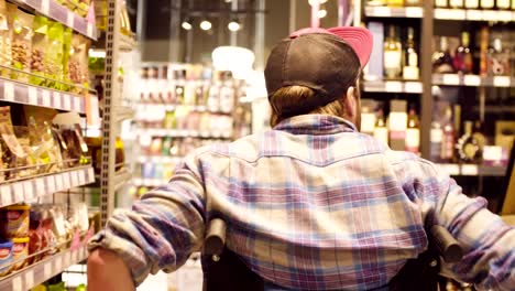 Un-hombre-discapacitado-en-silla-de-ruedas-en-el-supermercado