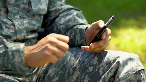 Armee-Veteran-Scrollen-von-Webseiten-auf-Smartphone,-Datum-Service-für-Menschen-mit-Behinderungen