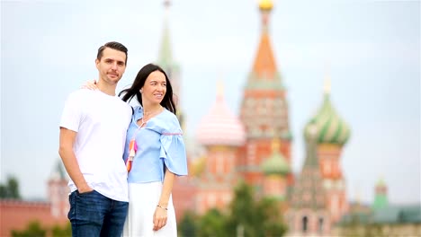 Joven-citas-pareja-de-enamorados-caminando-en-el-fondo-de-la-ciudad-St-Basils-Church