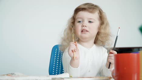 Niña-pintando-huevos-de-Pascua