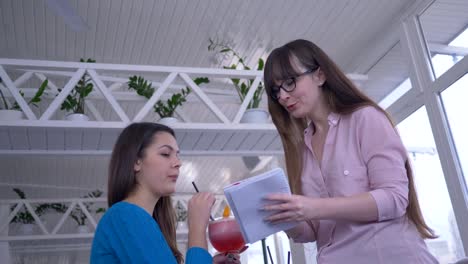 chicas-en-dieta-durante-el-almuerzo-con-el-objetivo-de-perder-peso-escribe-una-nutrición-saludable-plan-en-café,-nuevo-año-nuevo-le