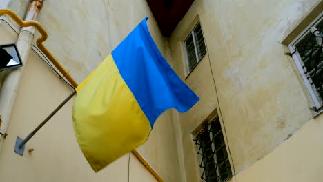 Blau-gelbe-ukrainische-Flagge-flattert-an-der-Wand.